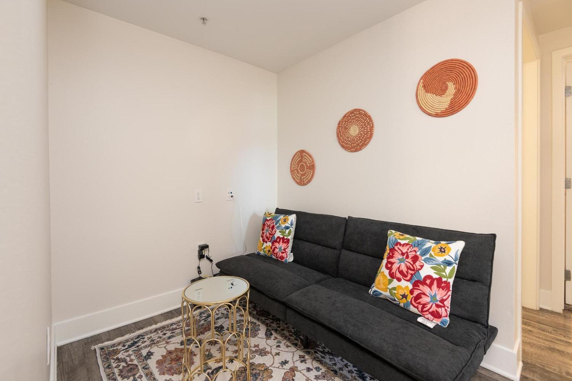 Apartment Two Bedroom By The Hollywood Walk Of Fame!